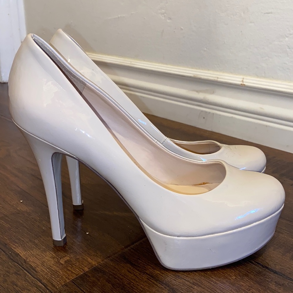 GUESS NUDE PATENT LEATHER PLATFORM STILETTO HEELS PUMPS ROUND TOE SZ 8.5